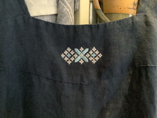Kreuzschürze mit Stickerei Navy